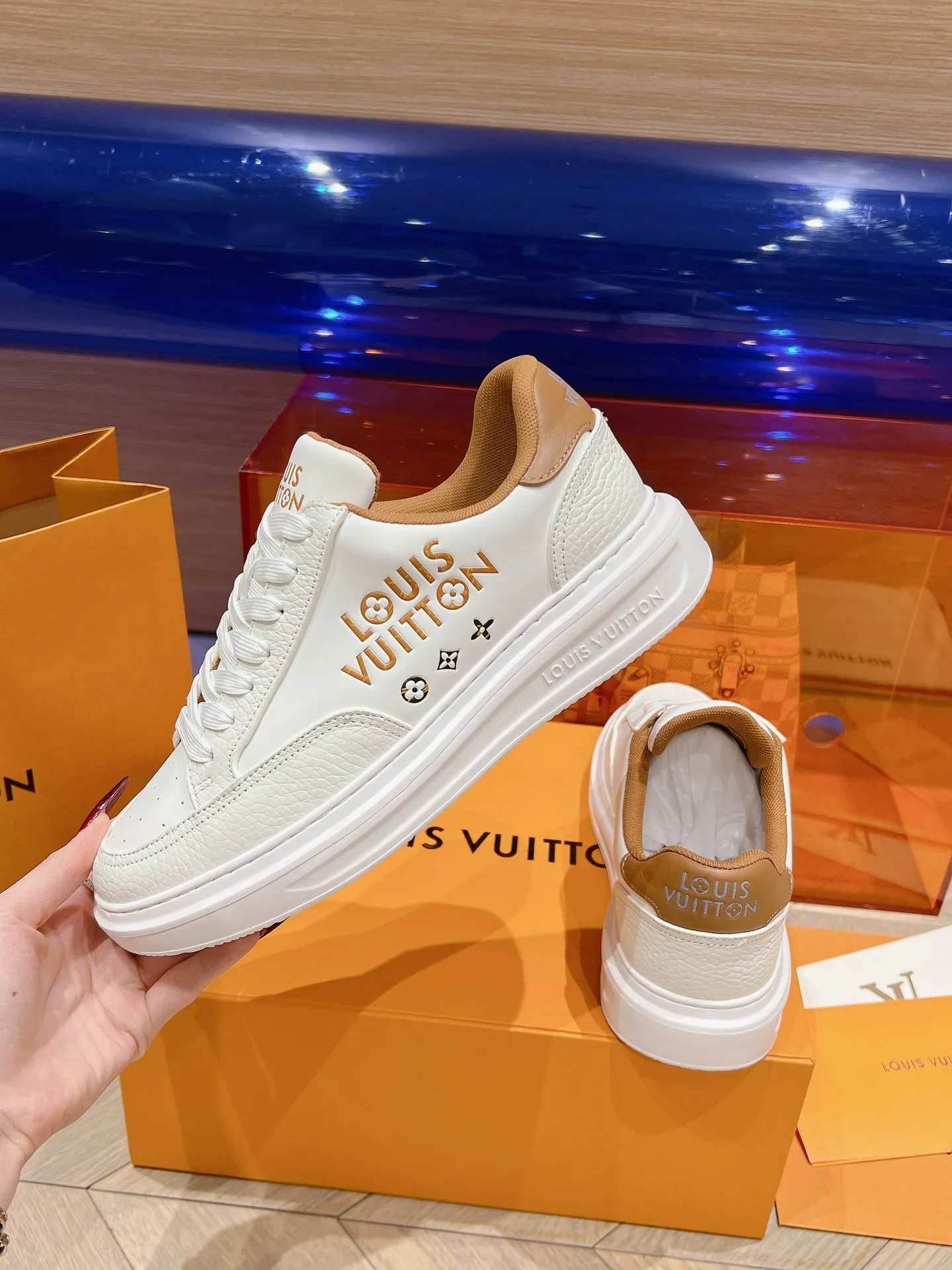 👟👟Ex-factory price 680👟👟 LV 2024 new height-increasing white shoes, color matching and leather craftsmanship, 3D logo embossing technology on the heel to increase the three-dimensional effect, pebbled cowhide, PU foam outsole! Super lightweight! Your feet won’t get tired from walking.  Code number: 37-45